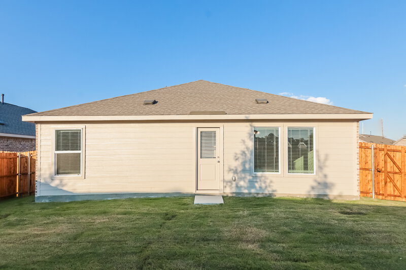 2,850/Mo, 140 Glenwood Dr Balch Springs, TX 75181 Rear View