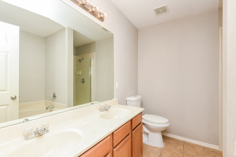 1,880/Mo, 744 Bur Oak Dr Burleson, TX 76028 Main Bathroom View