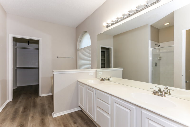 2,400/Mo, 3404 Roddy Dr Fort Worth, TX 76123 Main Bathroom View