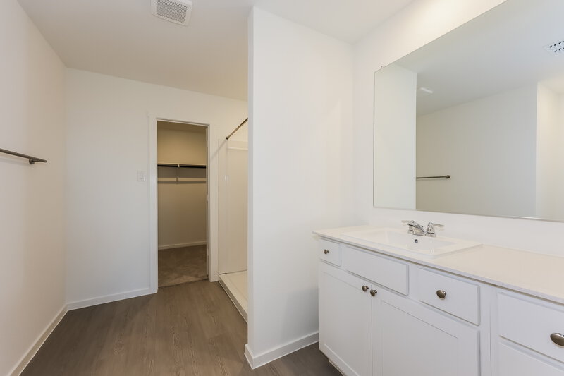 2,150/Mo, 100 Wild Rose Dr Balch Springs, TX 75181 Main Bathroom View