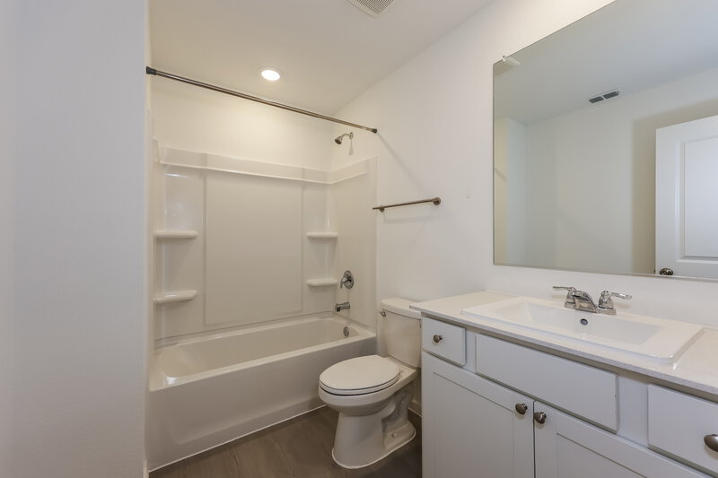 2,150/Mo, 100 Wild Rose Dr Balch Springs, TX 75181 Bathroom View