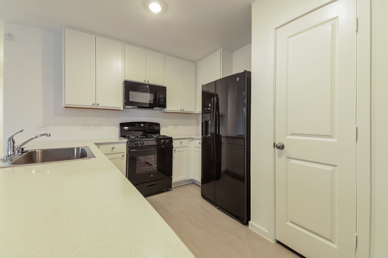 2,010/Mo, 100 Wren Way Balch Springs, TX 75181 Kitchen View 2
