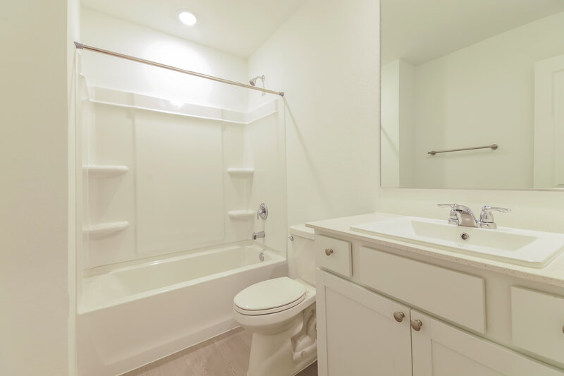 2,010/Mo, 100 Wren Way Balch Springs, TX 75181 Bathroom View