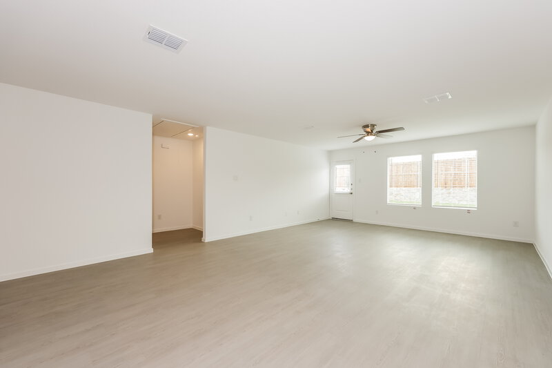 1,940/Mo, 101 Wild Rose Dr Balch Springs, TX 75181 Living Room View 2