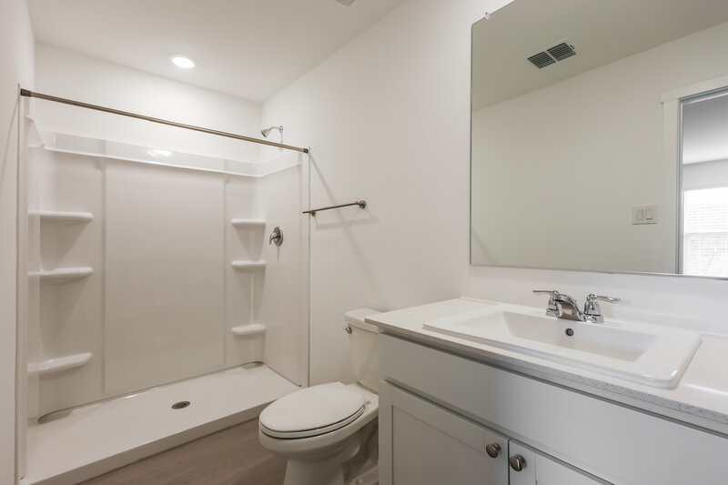 1,940/Mo, 101 Wild Rose Dr Balch Springs, TX 75181 Main Bathroom View