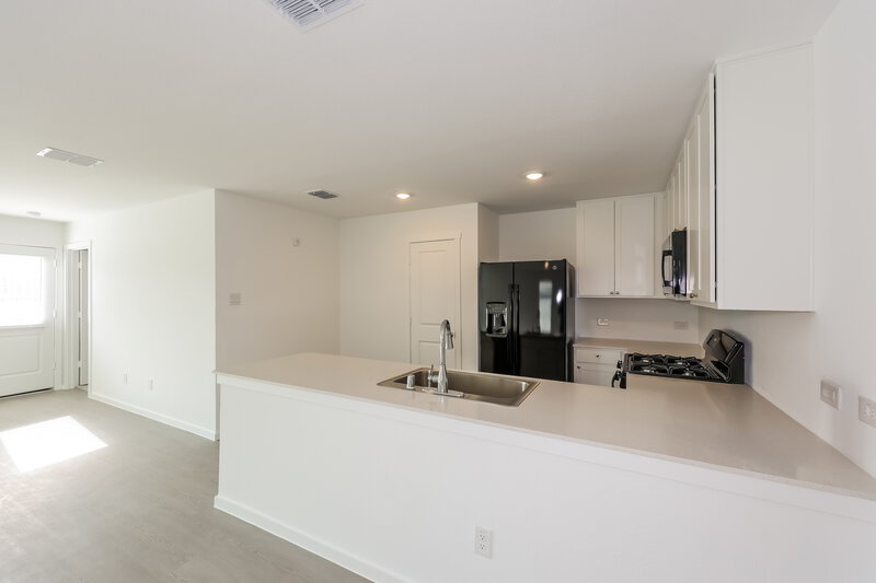 2,040/Mo, 103 Wild Rose Dr Balch Springs, TX 75181 Kitchen View