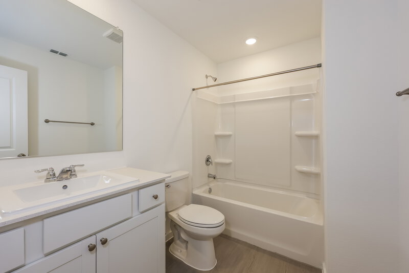 2,040/Mo, 103 Wild Rose Dr Balch Springs, TX 75181 Bathroom View