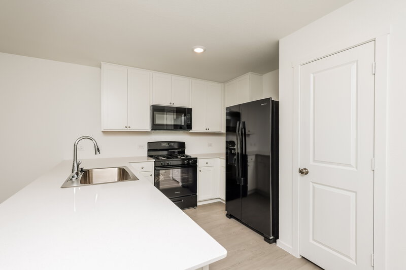 1,865/Mo, 124 Arbor Hills Rd Balch Springs, TX 75181 Kitchen View 2