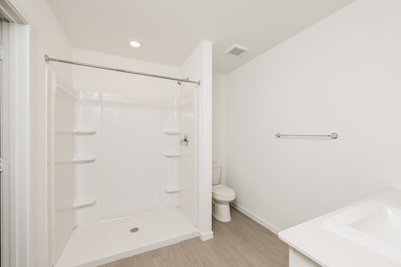 1,865/Mo, 124 Arbor Hills Rd Balch Springs, TX 75181 Main Bathroom View