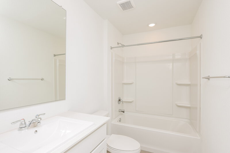 1,865/Mo, 124 Arbor Hills Rd Balch Springs, TX 75181 Bathroom View