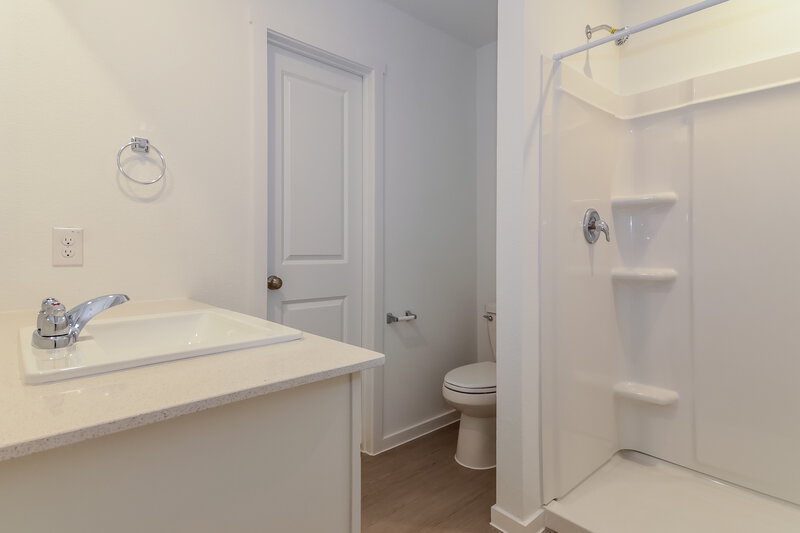 1,835/Mo, 126 Arbor Hills Rd Balch Springs, TX 75181 Main Bathroom View