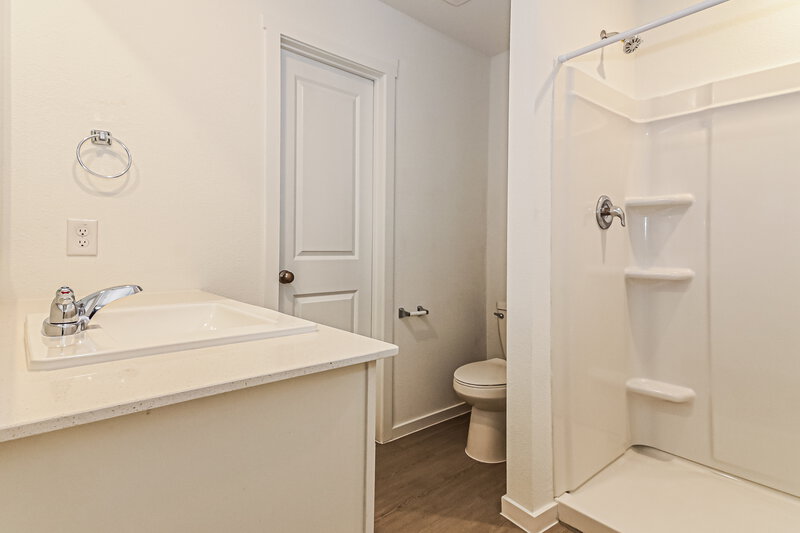 1,920/Mo, 122 Arbor Hills Rd Balch Springs, TX 75181 Main Bathroom View