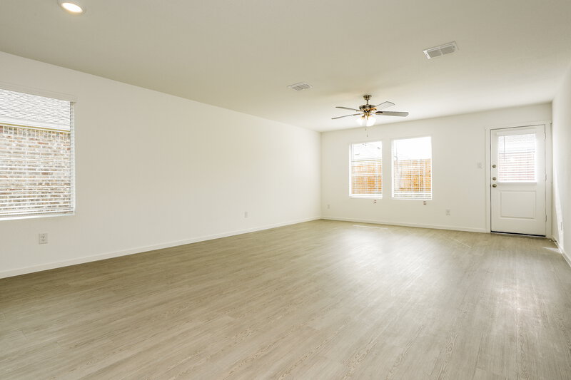 1,840/Mo, 138 Glenwood Dr Balch Springs, TX 75181 Living Room View 2