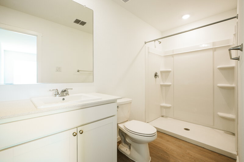 1,840/Mo, 138 Glenwood Dr Balch Springs, TX 75181 Main Bathroom View