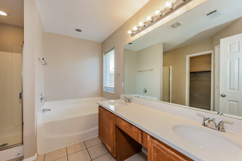 4,200/Mo, 1542 Reynolds St Lancaster, TX 75134 Main Bathroom View