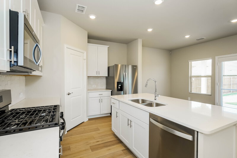 2,075/Mo, 1223 Paintbrush Dr Lavon, TX 75166 Kitchen View 2