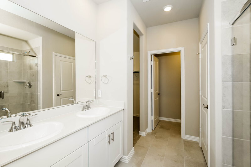 2,075/Mo, 1223 Paintbrush Dr Lavon, TX 75166 Main Bathroom View