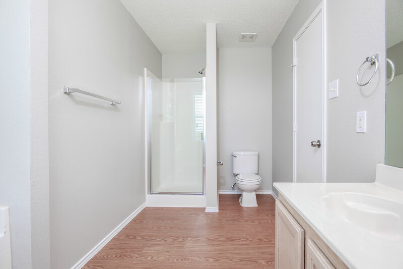 2,325/Mo, 906 Springfield Dr Cedar Hill, TX 75104 Master Bathroom View 2