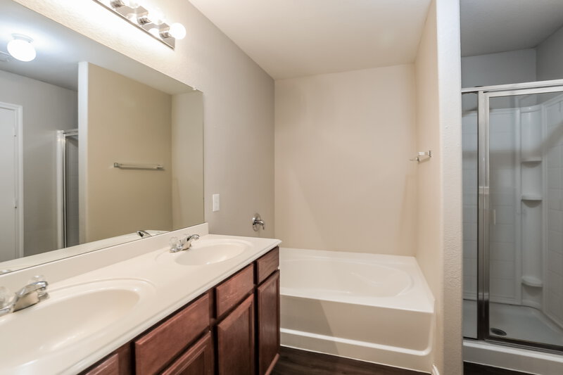 1,935/Mo, 608 Horn St Crowley, TX 76036 Main Bathroom View