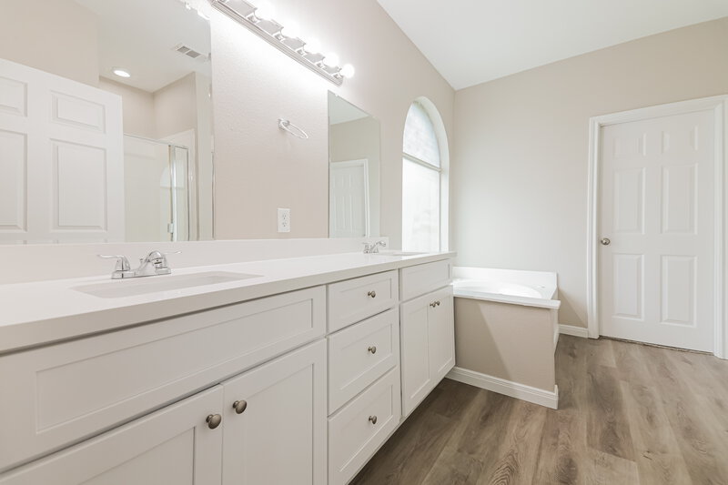 2,550/Mo, 3601 English Oak Dr Garland, TX 75043 Main Bathroom View