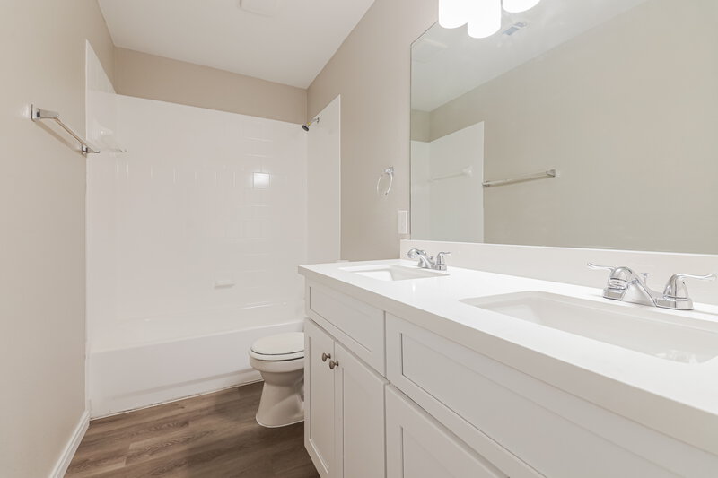 2,550/Mo, 3601 English Oak Dr Garland, TX 75043 Bathroom View