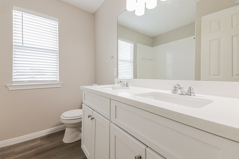 2,550/Mo, 3601 English Oak Dr Garland, TX 75043 Bathroom View 2