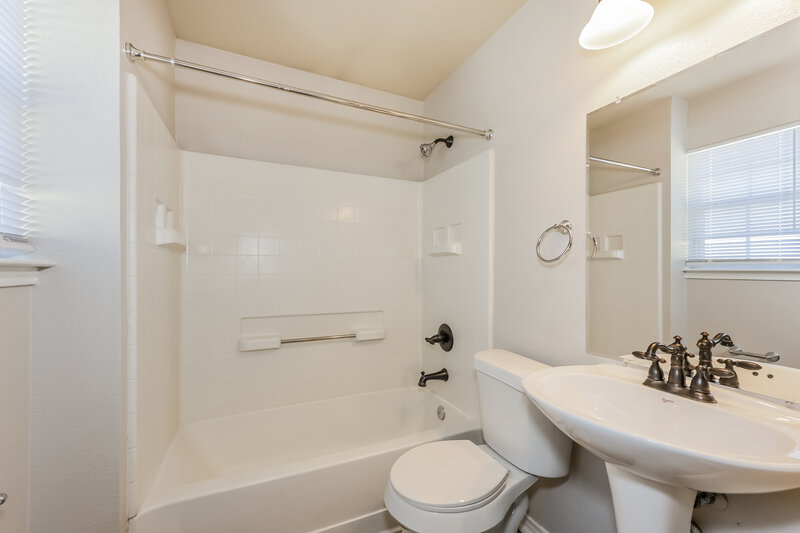 2,135/Mo, 7447 Pineberry Rd Dallas, TX 75249 Main Bathroom View