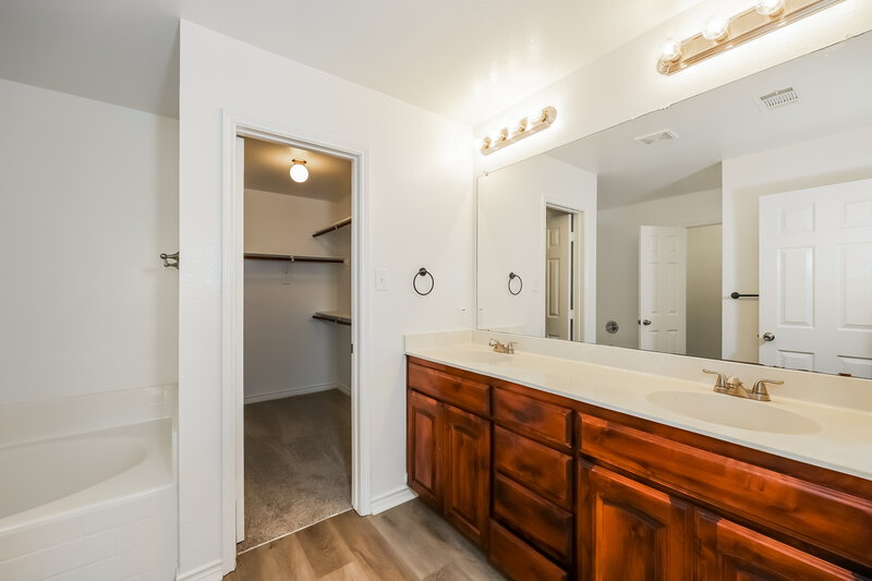 1,935/Mo, 1204 Boxwood Dr Crowley, TX 76036 Main Bathroom View