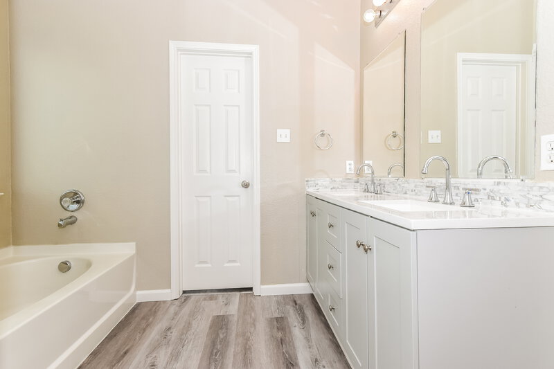 2,285/Mo, 2100 Aster Trl Forney, TX 75126 Main Bathroom View
