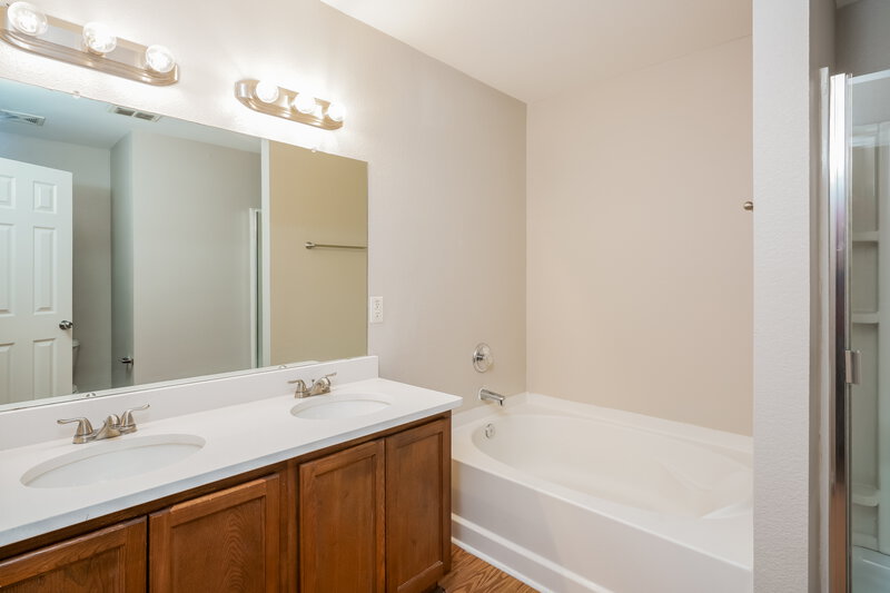 2,065/Mo, 1008 Bumble Bee Dr Lancaster, TX 75134 Main Bathroom View