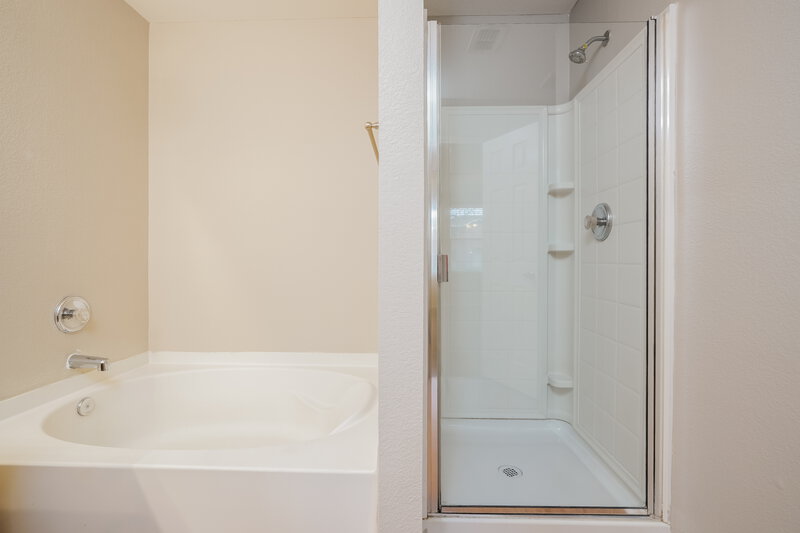 2,065/Mo, 1008 Bumble Bee Dr Lancaster, TX 75134 Main Bathroom View 2