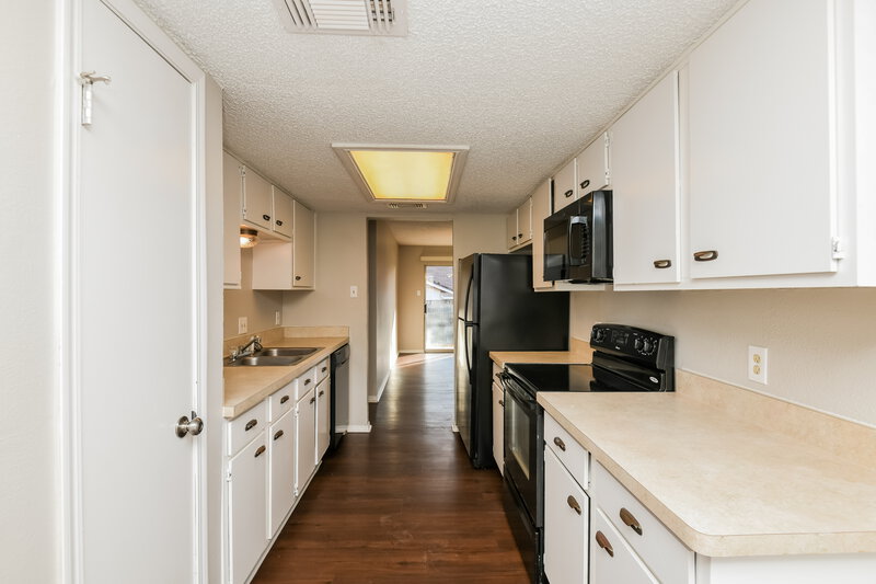 1,995/Mo, 10132 Buffalo Grove Rd Fort Worth, TX 76108 Kitchen View 3