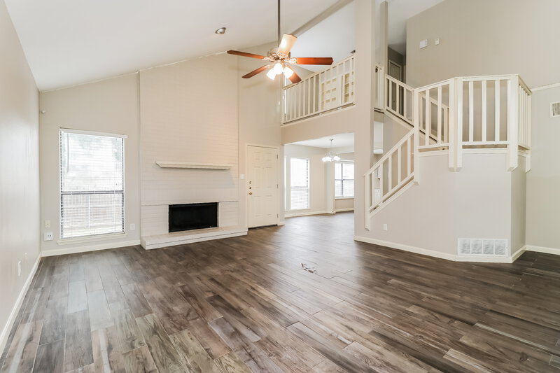 2,530/Mo, 5203 Barberry Dr Arlington, TX 76018 Living Room View 2