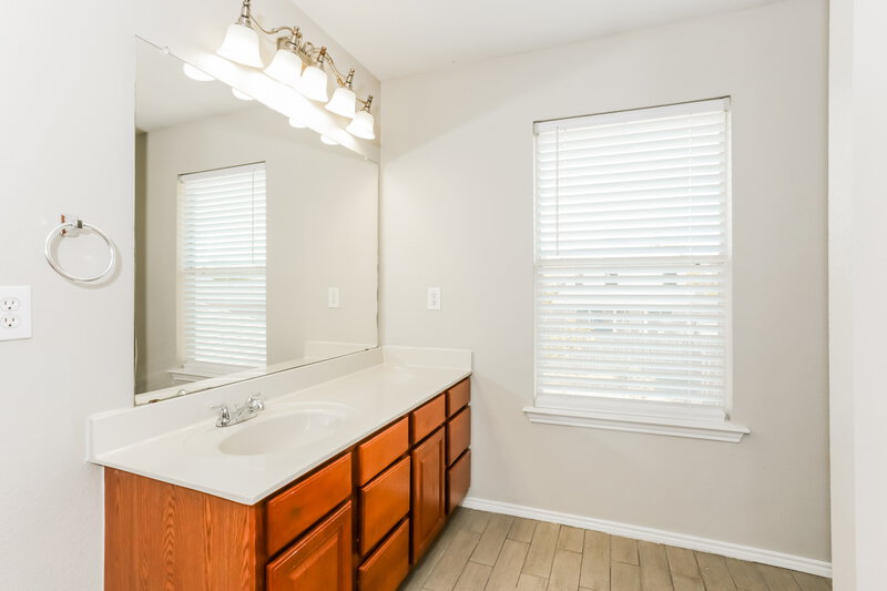 2,030/Mo, 2026 Times Rd Heartland, TX 75126 Main Bathroom View