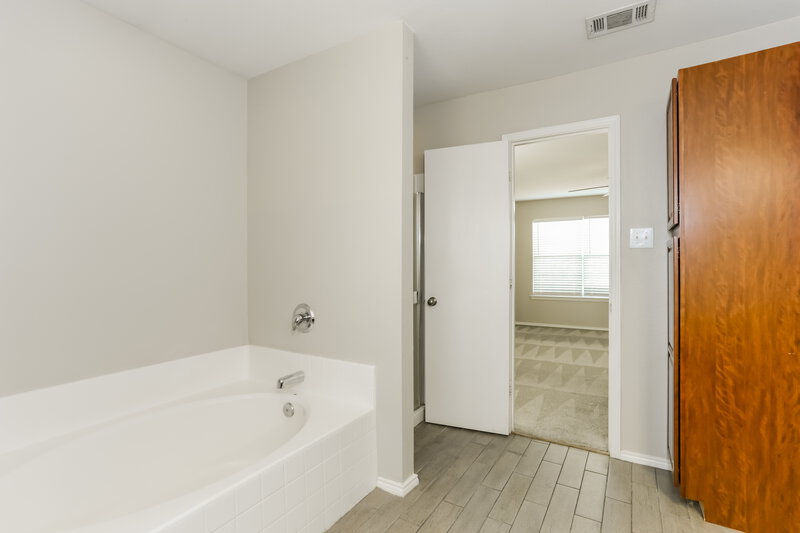 2,030/Mo, 2026 Times Rd Heartland, TX 75126 Main Bathroom View 2