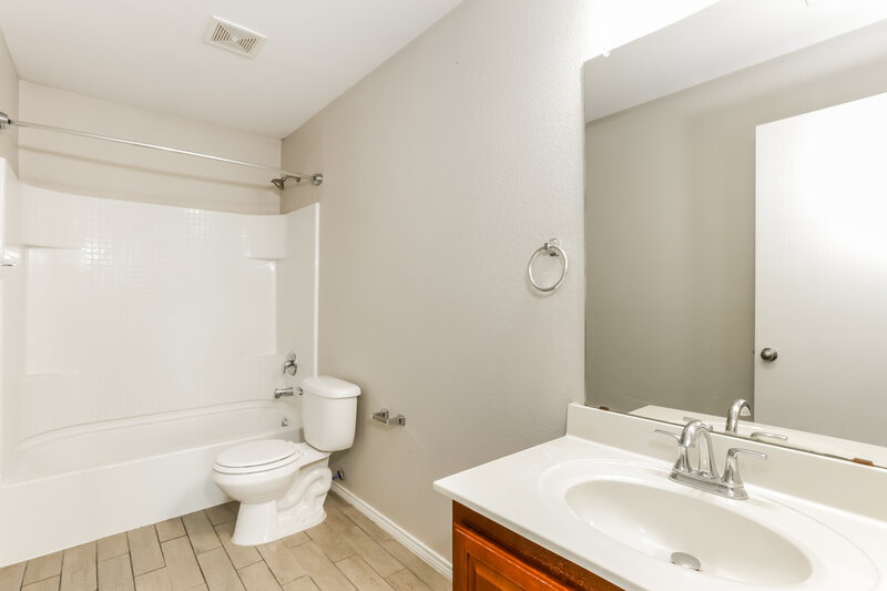 2,030/Mo, 2026 Times Rd Heartland, TX 75126 Bathroom View