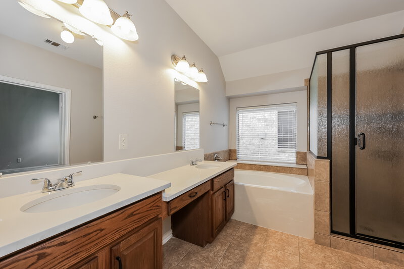 2,665/Mo, 221 Dancing Light Ln Red Oak, TX 75154 Main Bathroom View