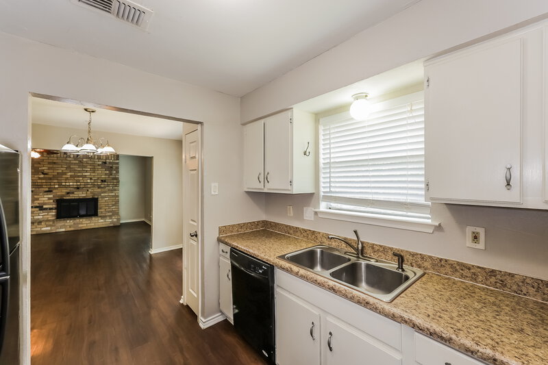 2,060/Mo, 7509 Evergreen Dr Watauga, TX 76148 Kitchen View 2