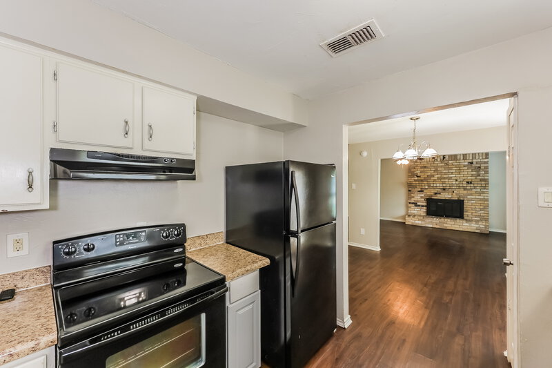 2,060/Mo, 7509 Evergreen Dr Watauga, TX 76148 Kitchen View 3