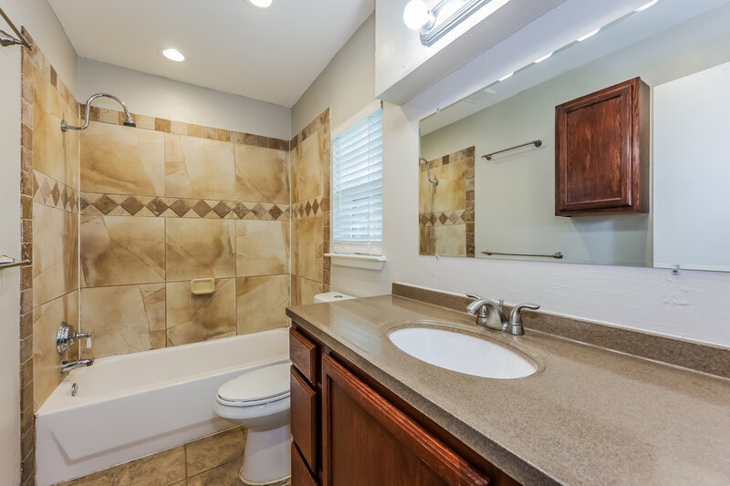 2,060/Mo, 7509 Evergreen Dr Watauga, TX 76148 Main Bathroom View