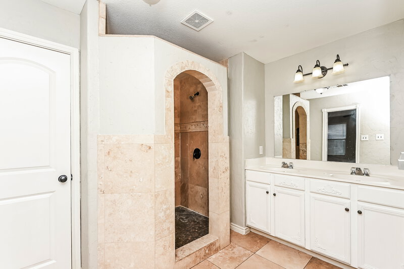 2,340/Mo, 517 Creekbend St Crowley, TX 76036 Main Bathroom View