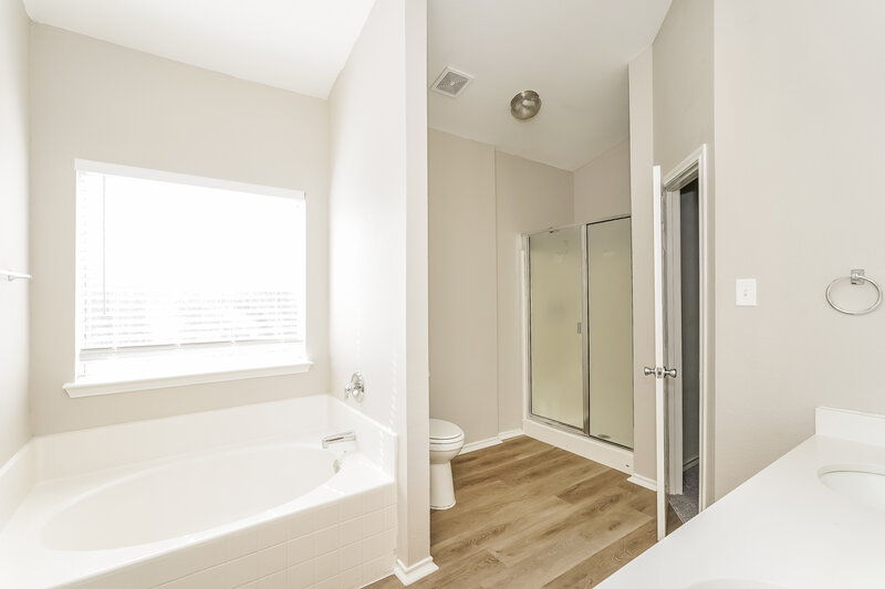 2,295/Mo, 2668 Pioneer Bluffs Rd Balch Springs, TX 75181 Main Bathroom View