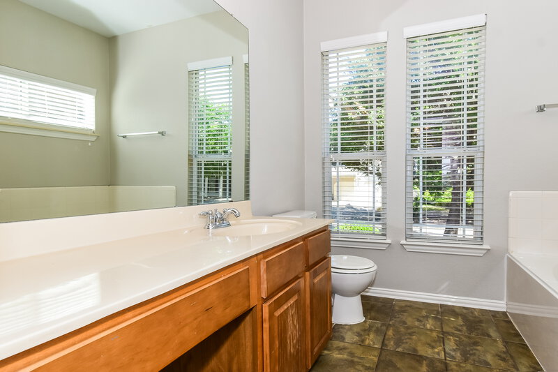 1,795/Mo, 1116 Oakcrest Dr Providence Village, TX 76227 Main Bathroom View