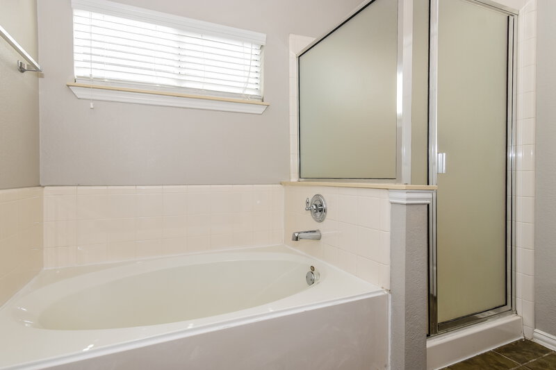 1,795/Mo, 1116 Oakcrest Dr Providence Village, TX 76227 Main Bathroom View 2