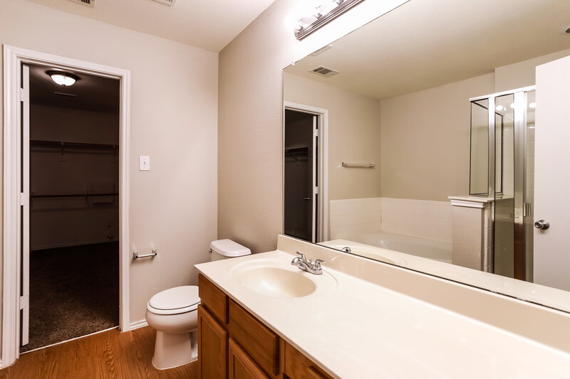 0/Mo, 7718 Water Fowl Trl Arlington, TX 76002 Main Bathroom View