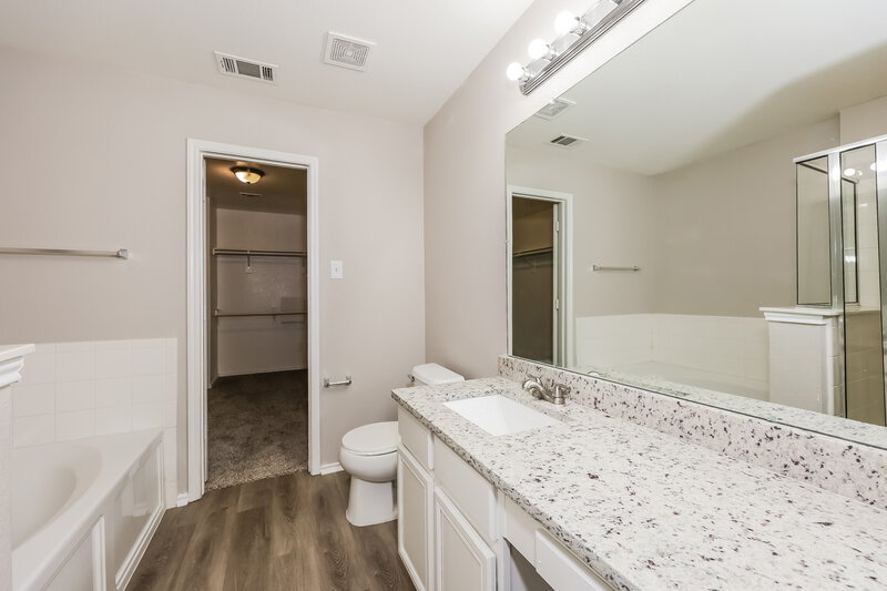 3,040/Mo, 7718 Water Fowl Trl Arlington, TX 76002 Main Bathroom View