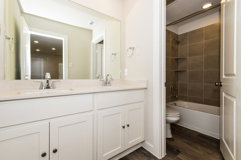 1,995/Mo, 320 Sun Harvest Dr Royse City, TX 75189 Bathroom View 2