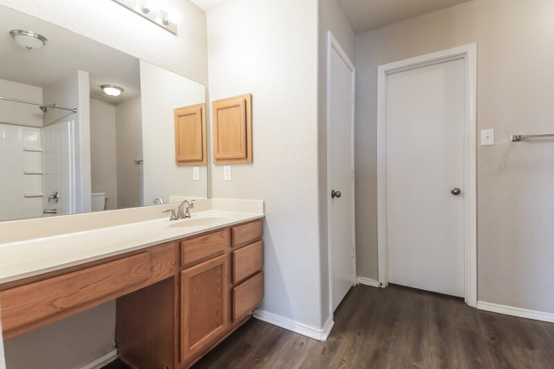 2,065/Mo, 2040 Shawnee Trl Heartland, TX 75126 Main Bathroom View