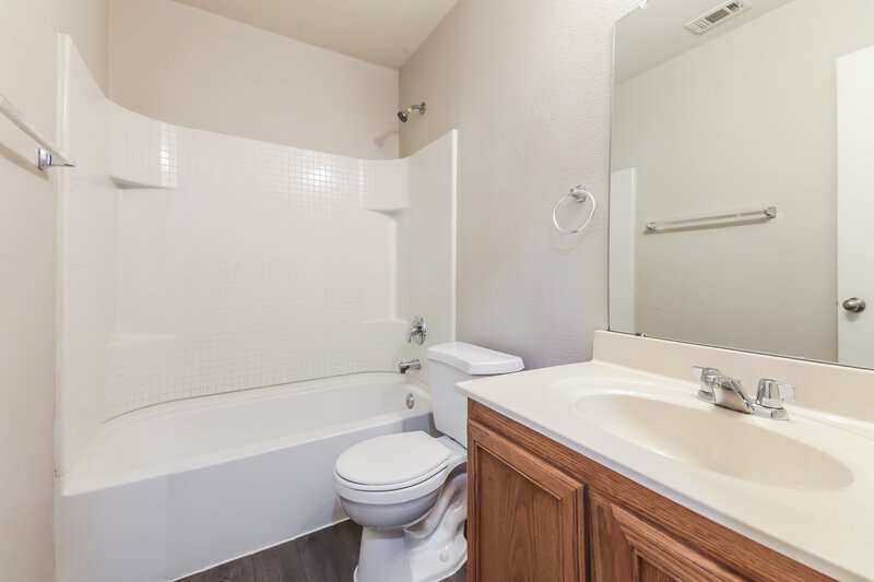 2,065/Mo, 2040 Shawnee Trl Heartland, TX 75126 Bathroom View