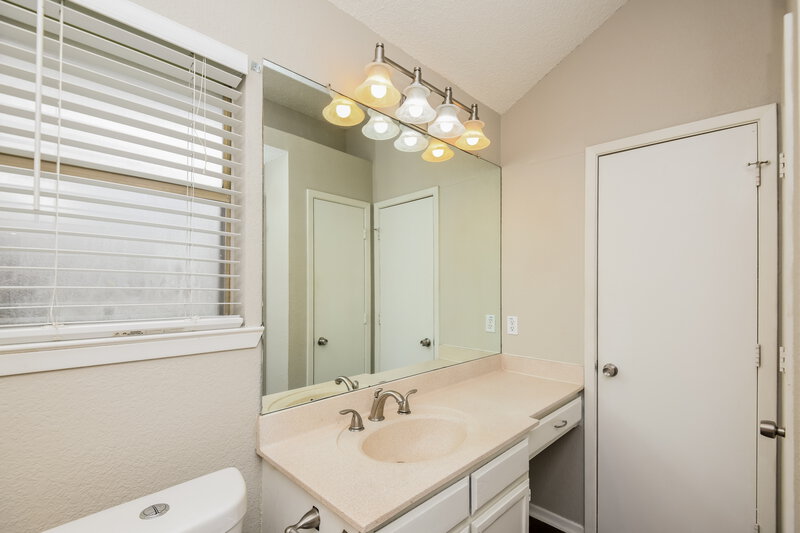 2,025/Mo, 1861 Kings Canyon Cir Fort Worth, TX 76134 Main Bathroom View
